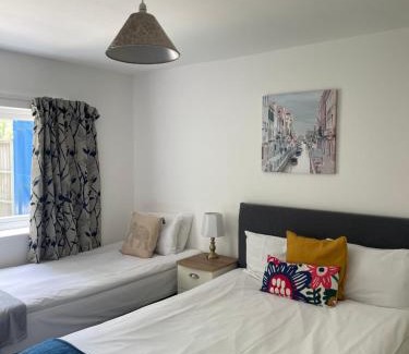 Cambridge Casa | The Cambridge Suites - Tas Accommodations