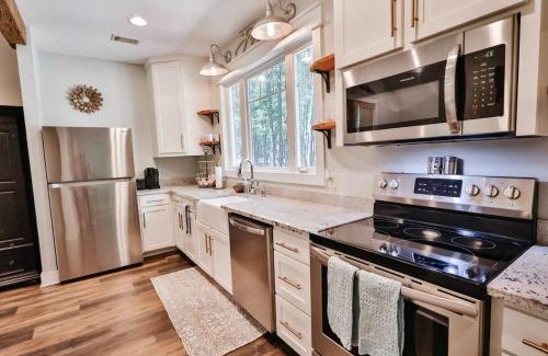 Statesboro Casa | The Camellia Cottage - private family space