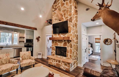 Statesboro Casa | The Camellia Cottage - private family space!