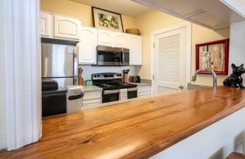 Oxford Casa | The Camp, 2BR Cozy Triplex by Velvet Ditch Villas