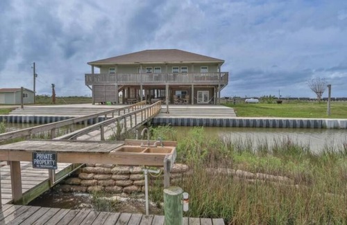 Hitchcock Casa | The Camp House on Saltwater Lake