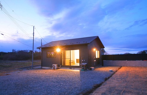 Higashimatsuyama Cabaña | The Camping Yard Higashi Matsuyama" - BBQ, campfires, and tents available for overnight stays.