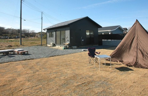 Higashimatsuyama Cabaña | The Camping Yard Higashi Matsuyama" - BBQ, campfires, and tents available for overnight stays.