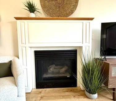 Vernon Casa | The Canopy 4BR Forest Escape Spa, Sip, and Unwind