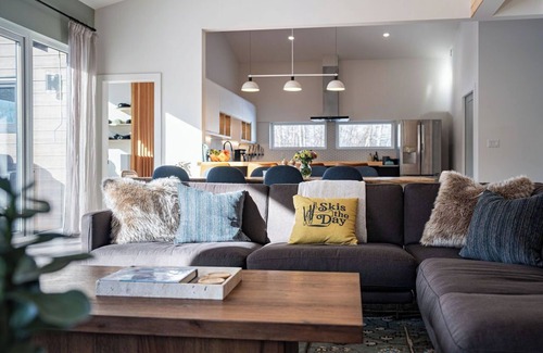 Revelstoke Cabina | The CAPOW House | Revelstoke Adventure Center | 1 Minute From Ski Hill