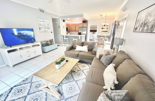 Bella Vista Condominio | The Captain’s Quarters - WALK TO BEACH!