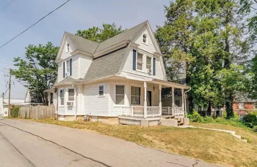 York Casa | The Carew House Sleeps 10 Fenced 4BR Full Kitchen Steps2 YCP