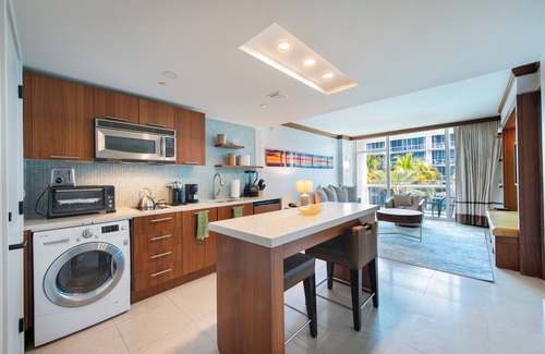 North Beach Condominio | The Carillon Hotel One Bedroom with Balcony