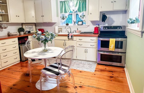 Woodbridge Cabaña | The Carriage House at Rose Hill - Minutes to Yale! Dog Friendly!