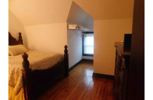 Downtown Toledo Casa | The Carriage House at bookmymansion1.com