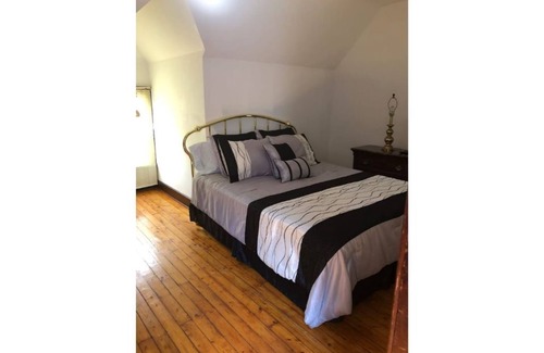 Downtown Toledo Casa | The Carriage House at bookmymansion1.com