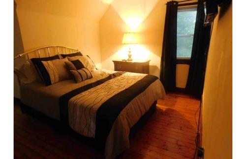 Downtown Toledo Casa | The Carriage House at bookmymansion1.com