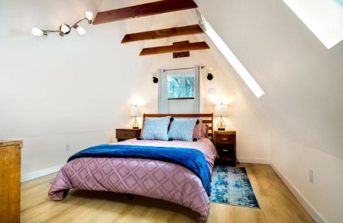 Grass Valley Casa | The Carriage House Chic Treetop Loft and Hot Tub