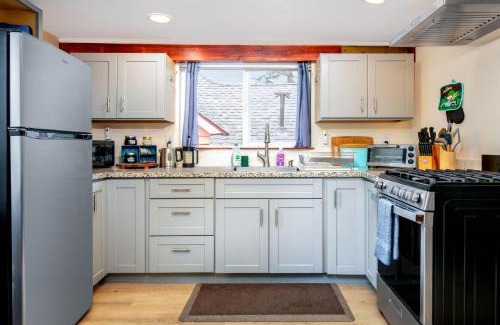 Grass Valley Casa | The Carriage House Chic Treetop Loft and Hot Tub