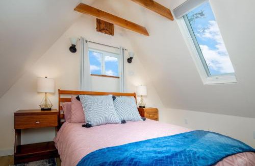 Grass Valley Casa | The Carriage House Chic Treetop Loft and Hot Tub