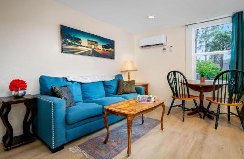 Grass Valley Casa | The Carriage House Chic Treetop Loft and Hot Tub