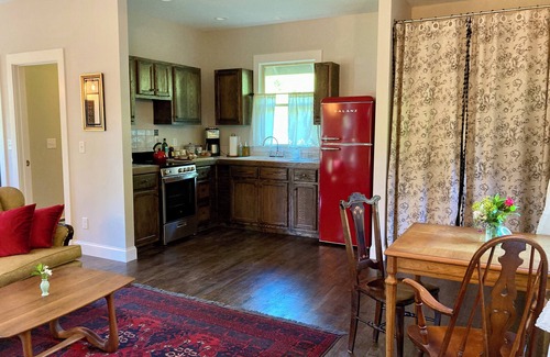 Asheville Cabaña | The Carriage House, elegance and nature in Asheville