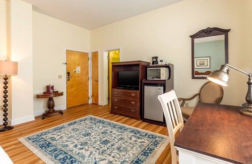 Middletown Hotel | The Carriage House Inn Newport
