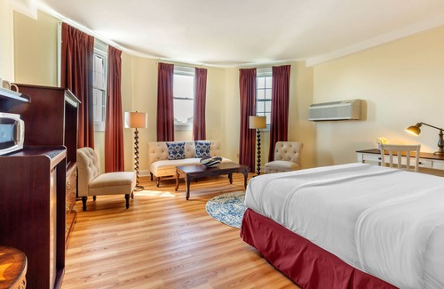 Middletown Hotel | The Carriage House Inn Newport