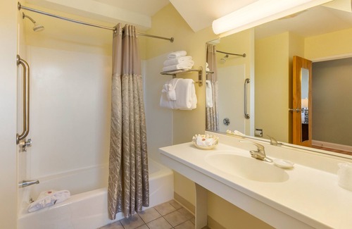Middletown Hotel | The Carriage House Inn Newport