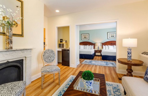 Middletown Hotel | The Carriage House Inn Newport