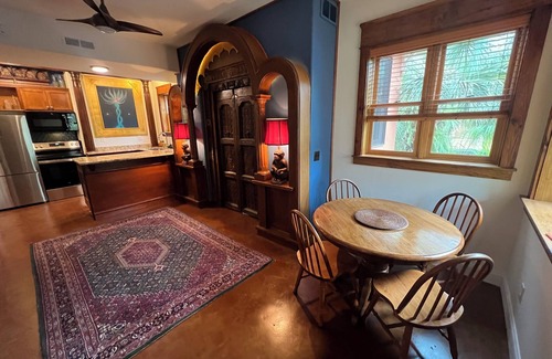 DeLand Apartamento | The Casita is a stunning villa in a tropical oasis in historic downtown DeLand.
