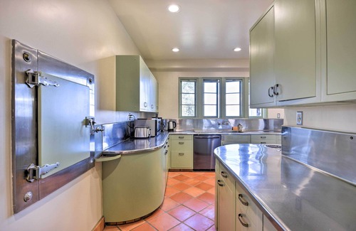 Hacienda Heights Casa | 'The Castle' Hacienda Heights Home w / Patio & Pool!