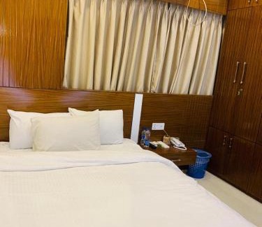 Uttara Hotel | The Castle Inn