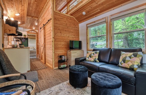 Cosby Cabina | The Cataloochee Tiny Home on the Pigeon River