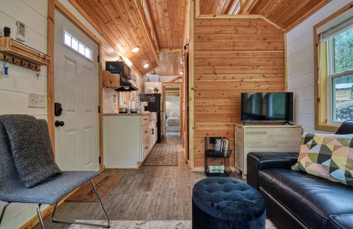 Cosby Cabina | The Cataloochee Tiny Home on the Pigeon River