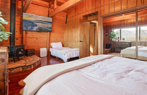Whispering Forest Casa | The Cedar Bear Lodge, Jacuzzi with an Outdoor Patio & BBQ