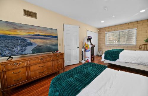 Whispering Forest Casa | The Cedar Bear Lodge, Jacuzzi with an Outdoor Patio & BBQ