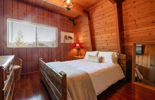 Whispering Forest Casa | The Cedar Bear Lodge, Jacuzzi with an Outdoor Patio & BBQ