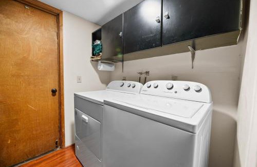 Whispering Forest Casa | The Cedar Bear Lodge, Jacuzzi with an Outdoor Patio & BBQ