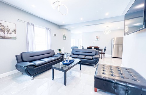 Downtown Niagara Falls Casa | The Cedar Chateau