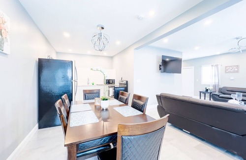 Downtown Niagara Falls Casa | The Cedar Chateau
