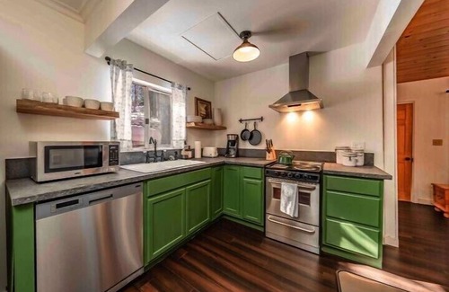 West Village Cabina | The Cedar House ~ Prime Spot + Kayaks & Cool AC