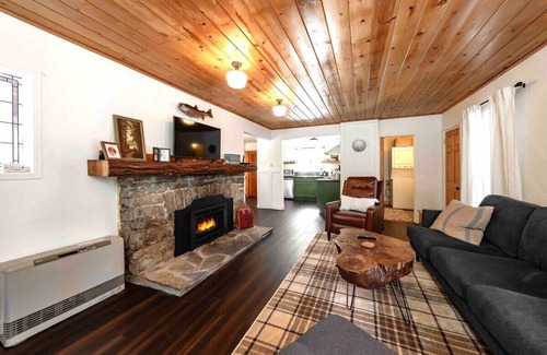 West Village Cabina | The Cedar House ~ Prime Spot + Kayaks & Cool AC