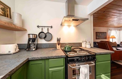 West Village Cabina | The Cedar House ~ Prime Spot + Kayaks & Cool AC