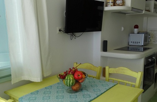 Mandrakia Casa | "The Cedar", casa de terraza minimalista y tradicionalmente decorada con vista al mar 3