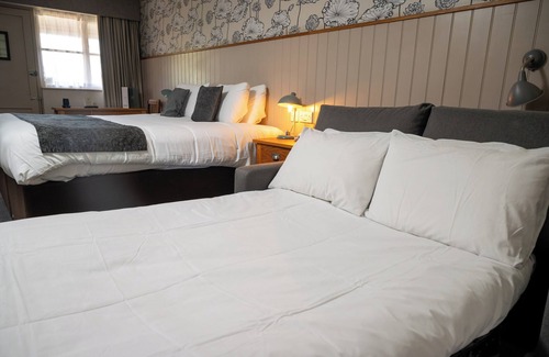Barnstaple Hotel | The Cedars Inn by Greene King Inns