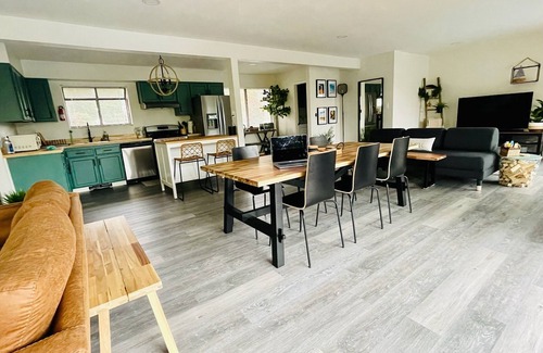 Redding Casa | {The Cessna Lookout} +Pool +Hot Tub +EV Charger