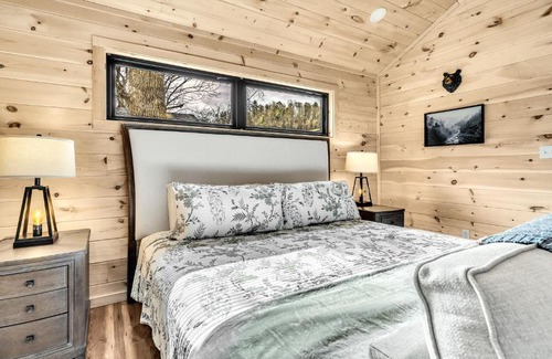 Cosby Casa | The Chalet At Greenbriar Creek - Pickleball Court, Creek, WIFI, Mountain Views, Starting at 79"