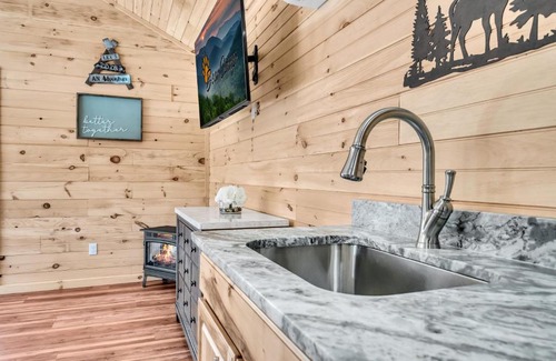 Cosby Casa | The Chalet At Greenbriar Creek - Pickleball Court, Creek, WIFI, Mountain Views, Starting at 79"