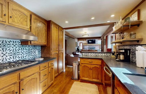 Round Hill Village Casa | The Chalet at Lake Tahoe, 3BR, Close to Town/Beach (ZC324)