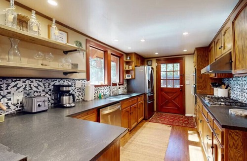 Round Hill Village Casa | The Chalet at Lake Tahoe, 3BR, Close to Town/Beach (ZC324)