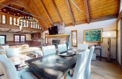 Round Hill Village Casa | The Chalet at Lake Tahoe, 3BR, Close to Town/Beach (ZC324)