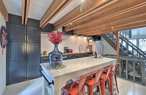 Eatonton Cabina | 'The Chalet on Sinclair' w/ Private Dock & Kayaks!