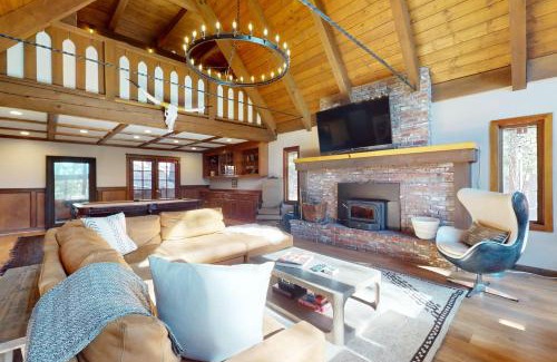 Round Hill Village Casa | The Chalet