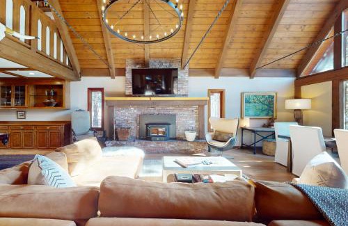 Round Hill Village Casa | The Chalet